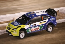 <span style="background:#000000; color:white; padding: 0 2px">WRC</span> Suomijoje pirmauja M. Gronholmas