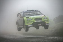 <span style="background:#000000; color:white; padding: 0 2px">WRC</span> M. Hirvonenas pirmauja Velso ralyje
