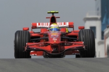 „Ferrari“ nerimą kelia padangos