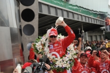 <span style="background:#3f3f3f; color:white; padding: 0 2px">IndyCar</span> „Indy 500“ laimėjo S. Dixonas