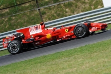 „Ferrari“ turi išteklių dviems bolidų projektams