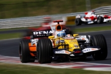 „Renault“ tiki pergale prieš „Toyota“