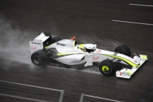 „Brawn“ po truputį renka rėmėjus