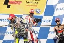 <span style="background:#d5002c; color:white; padding: 0 2px">MotoGP</span> Australijoje – C. Stonerio pergalė ir J. Lorenzo avarija