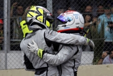 R. Barrichello paskolino J. Buttonui savo lėktuvą