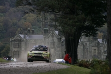 <span style="background:#000000; color:white; padding: 0 2px">WRC</span> M. Hirvonenas vejasi S. Loebą