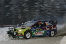 <span style="background:#000000; color:white; padding: 0 2px">WRC</span> Švedijoje pirmauja M. Hirvonenas