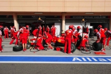 FIA stebi F-1 komandų darbą boksuose