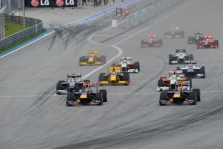 B. Ecclestone'as: ruoškitės 25 lenktynių sezonui