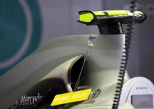 „Mercedes“ naudos itin radikalų variklio dangtį