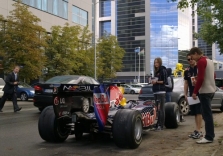 „Red Bull“ bolidas – Vilniaus gatvėse
