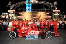<span style="background:#3f3f3f; color:white; padding: 0 2px">IndyCar</span> S. Dixonas laimi, D. Franchitti tampa čempionu