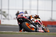 <span style="background:#d5002c; color:white; padding: 0 2px">MotoGP</span> Šlapiame Silverstoune – avarijų gausa