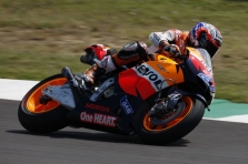<span style="background:#d5002c; color:white; padding: 0 2px">MotoGP</span> Įtikinama C. Stonerio pergalė Aragone