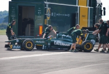 Ant „Lotus“ bolidų – „Caterham“ reklama
