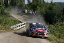 <span style="background:#000000; color:white; padding: 0 2px">WRC</span> Suomijos ralį laimėjo S. Loebas