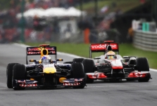 Varžovai išsijuosę kopijuoja „Red Bull“ bolido stovėseną?
