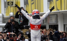 J. Buttonas toliau siejamas su „Ferrari“