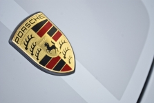 „Porsche“ tikisi parduodamas elektromobilius pasididinti pelną