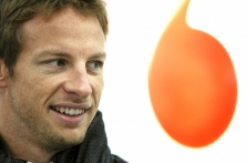 J. Buttonas: kovosime mes ir „Red Bull“