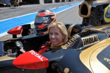 „Lotus“ atsargine taps moteris?