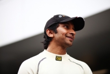 Oficialu: N. Karthikeyanas lenktyniaus HRT