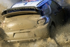 <span style="background:#000000; color:white; padding: 0 2px">WRC</span> S. Loebas patyrė avariją ir pasitraukė