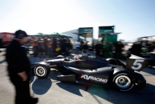 <span style="background:#3f3f3f; color:white; padding: 0 2px">IndyCar</span> R. Barrichello debiutavo „IndyCar” bandymuose