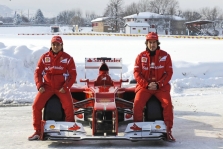 Naujasis „Ferrari“ išridentas ant sniego