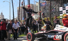 <span style="background:#3f3f3f; color:white; padding: 0 2px">IndyCar</span> Long Byče sunki W. Powerio pergalė