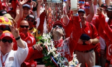 <span style="background:#3f3f3f; color:white; padding: 0 2px">IndyCar</span> Indianapolyje - T. Sato avarija, D. Franchitti triumfas