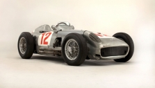 „Mercedes“ F-1 bolidas parduotas už 70 mln. litų