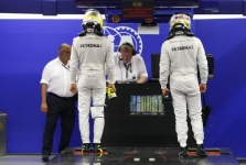„Mercedes“ pilotai nusivylę pasirodymu Singapūre