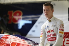 J. Buttonas. D. Kvyatas gali pasigailėti sprendimo debiutuoti F-1 2014 m.