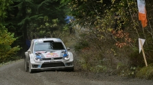 <span style="background:#000000; color:white; padding: 0 2px">WRC</span> S. Ogier sėkmingai pirmauja Didžiosios Britanijos ralyje, R. Kubica vėl patyrė avariją