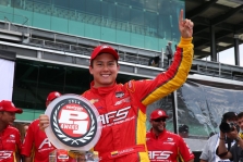 <span style="background:#3f3f3f; color:white; padding: 0 2px">IndyCar</span> Indianapolyje staigmeną pateikė S. Saavedra