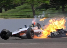 <span style="background:#3f3f3f; color:white; padding: 0 2px">IndyCar</span> Po įspūdingos avarijos 359 km/h greičiu į sieną K. Buschas nesusižeidė