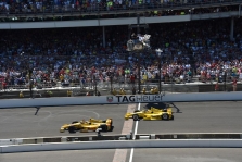<span style="background:#3f3f3f; color:white; padding: 0 2px">IndyCar</span> R. Hunteris-Reay‘us triumfavo „Indy 500“ lenktynėse