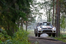 <span style="background:#000000; color:white; padding: 0 2px">WRC</span> Suomijos ralyje pirmauja J.-M. Latvala