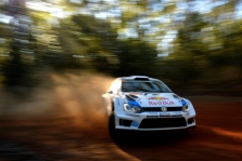 <span style="background:#000000; color:white; padding: 0 2px">WRC</span> Australijoje prasidėjusiame ralyje pirmauja S. Ogier