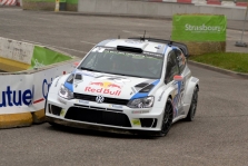 <span style="background:#000000; color:white; padding: 0 2px">WRC</span> Prancūzijos ralyje pirmauja J.-M. Latvala