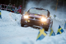 <span style="background:#000000; color:white; padding: 0 2px">WRC</span> Švedijoje vykstančiame ralyje pirmauja A. Mikkelsenas