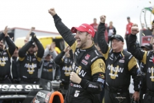 <span style="background:#3f3f3f; color:white; padding: 0 2px">IndyCar</span> Chaotiškose lenktynėse - J. Hinchcliffe‘o triumfas
