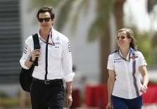 F1 komandos neigia, jog mato Wolffų interesų konfliktą
