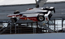 <span style="background:#3f3f3f; color:white; padding: 0 2px">IndyCar</span> H. Castroneveso skrydis Indianapolyje baigėsi be rimtesnių traumų