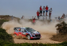 <span style="background:#000000; color:white; padding: 0 2px">WRC</span> H. Paddonas sėkmingai pirmauja Italijos ralyje
