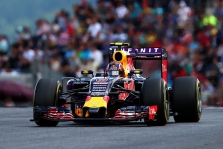 „Aston Martin“ ketina sugrįžti į F-1 ir veda derybas su „Red Bull“