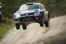 <span style="background:#000000; color:white; padding: 0 2px">WRC</span> Suomijoje prasidėjusiame ralyje pirmauja J.-M. Latvala