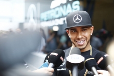 L. Hamiltonas nesibaimina starto metu būti aplenktas „Ferrari“ pilotų