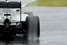 „Pirelli“ tikisi dviejų sustojimų boksuose